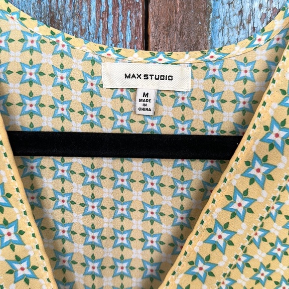 Max Studio Yellow Print Top Size Medium - Picture 2 of 5